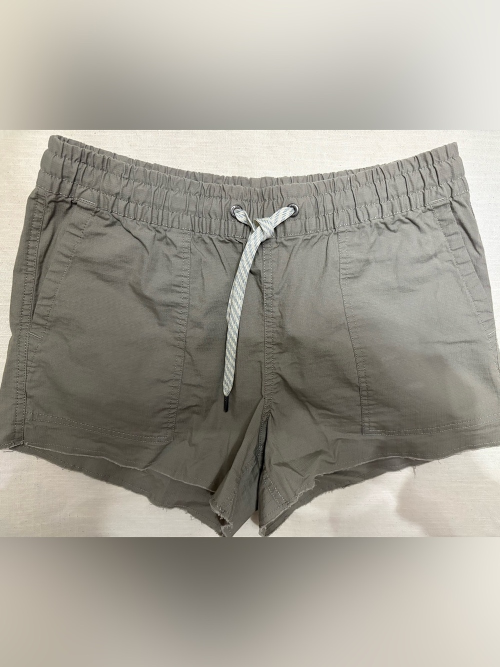 Vuori Vintage Ripstop shorts. Size small gray/green